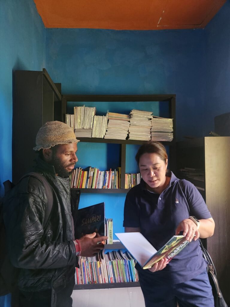 Kunjungan Anggota DPRP, Nancy Raweyai ke perpustakaan Kurumbi Wone Ko'Membaca